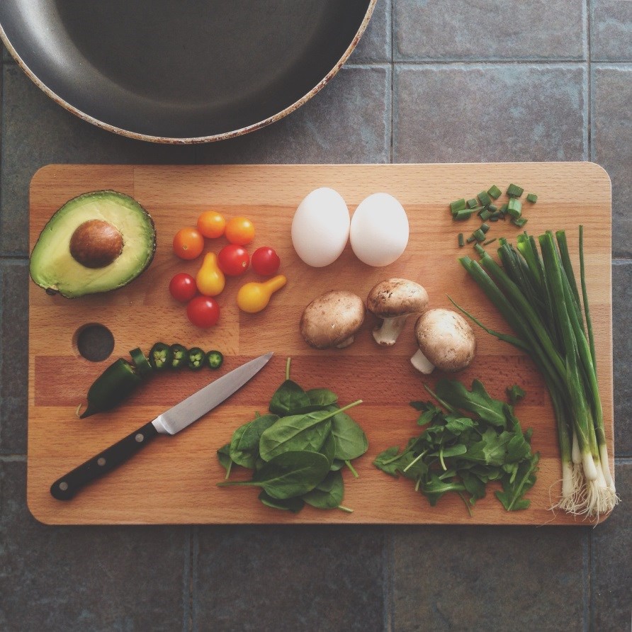 Avocado, g, spinat, tomat, forrslg, rucola og champignon p et skrebrt.