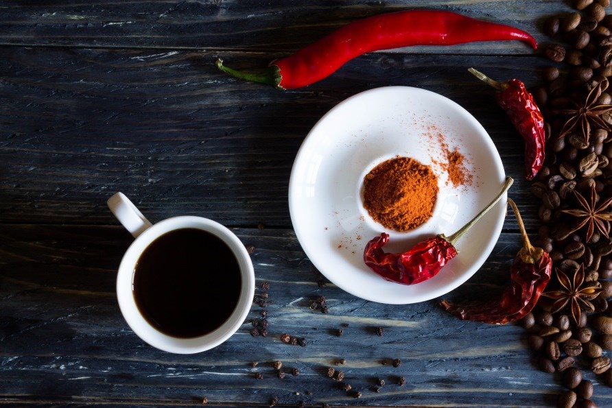 Kaffe og chilifrugter p et bord.