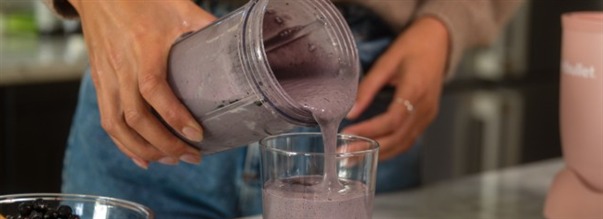 Bl�b�rsmoothie med bone broth og spirulina