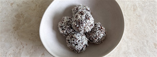 Næringsrige dadelkugler af Helena Lien Nielsen