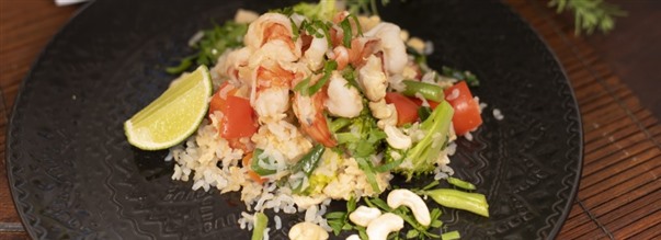 Shirataki-ris med æg, grøntsager og tigerrejer