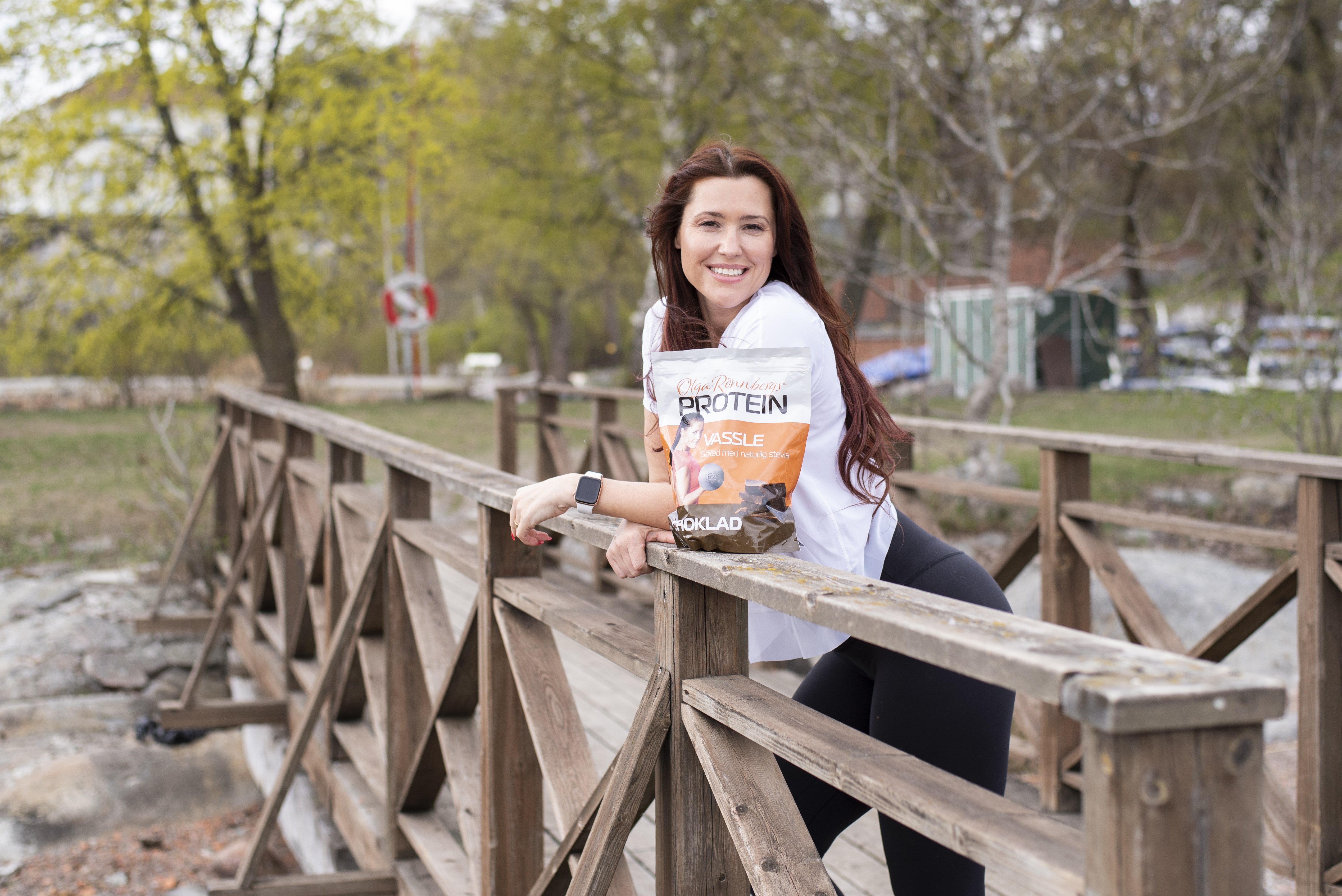 Olga Rnnberg str p en bro i naturen.