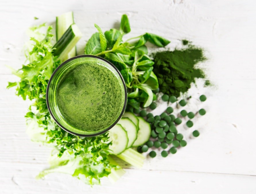 En sund og nringsrig greens-drink med grntsager, frugter og alger.