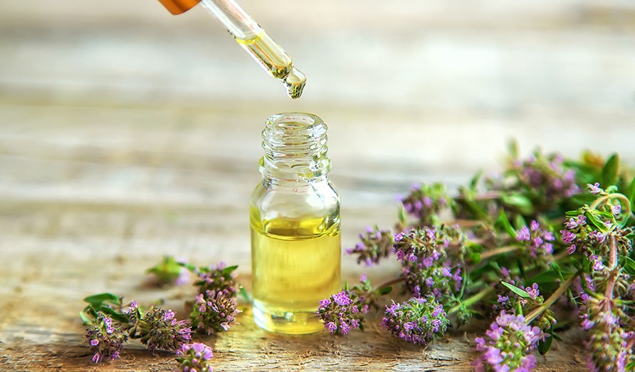 Æterisk olie, der tages op med en pipette fra en lille glasflaske. Æterisk olie, der tages op med en pipette fra en lille glasflaske.