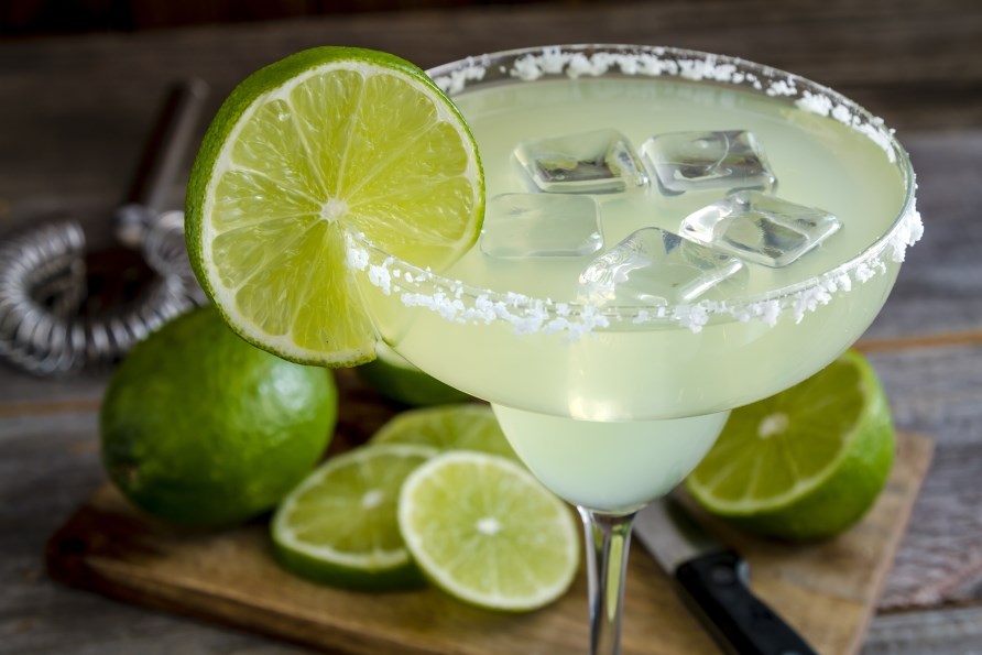 En alkoholfri margarita lavet med BCAA i et klassisk margarita glas.