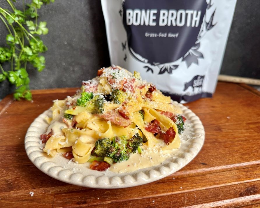 Kalorismarts one pot med bacon og broccoli p� en tallerken, klar til at blive spist.