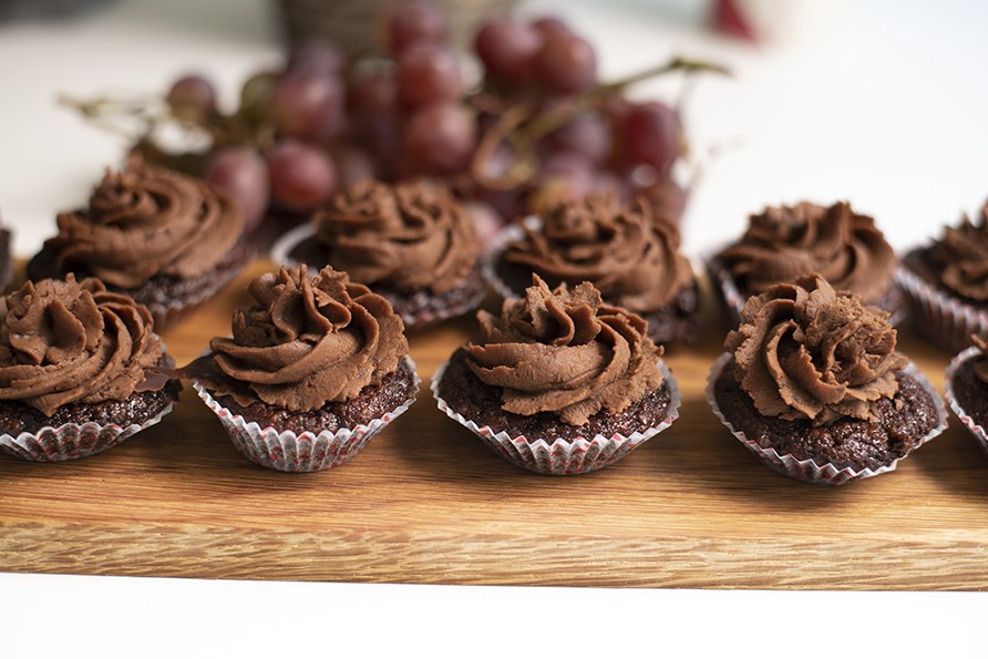 Glutenfrie chokolademuffins med frosting med chokoladesmag str p et bord.