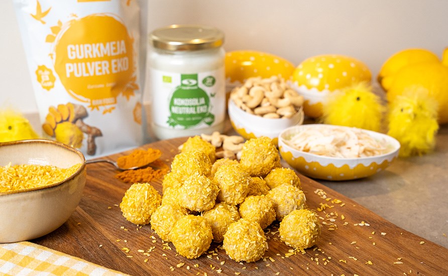 Smukt gule raw citronkugler anrettet p� et tr�sk�rebr�t, omgivet af p�ske�g og ingredienser.