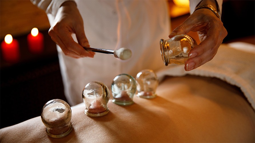 Koppingbehandling med glaskopper p� ryggen.