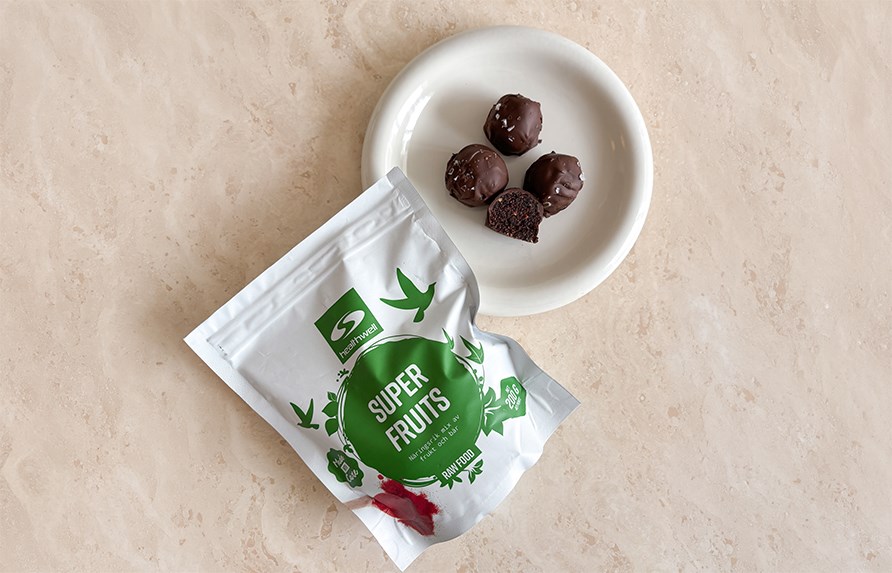 Brownie-daddelkugler anrettet p� et fad samt en pose Healthwell Super Fruits.
