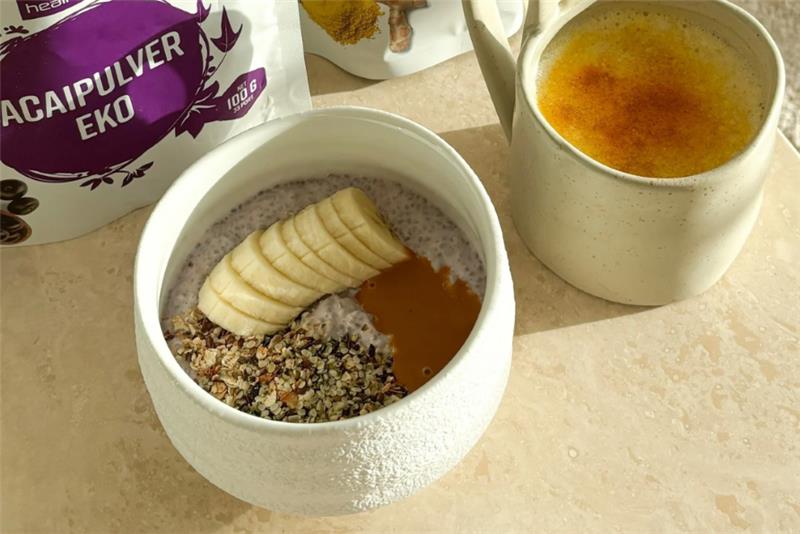 En sk�l med acai chia budding st�r foran en pose Healthwell Acaipulver �KO.