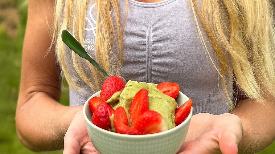 Josefine Dyall holder en skl med Matcha Nice Cream med halverede jordbr som topping.