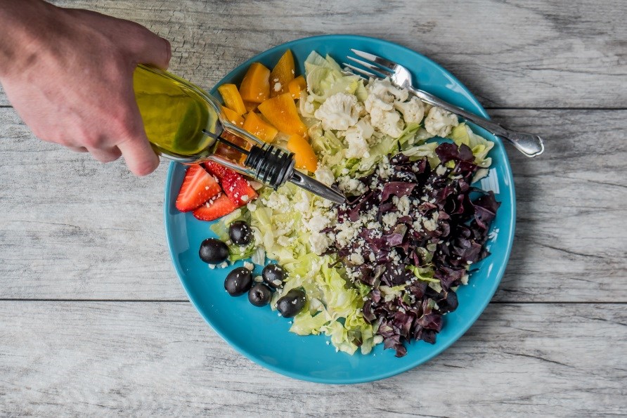 Olie dryppes over en salat.