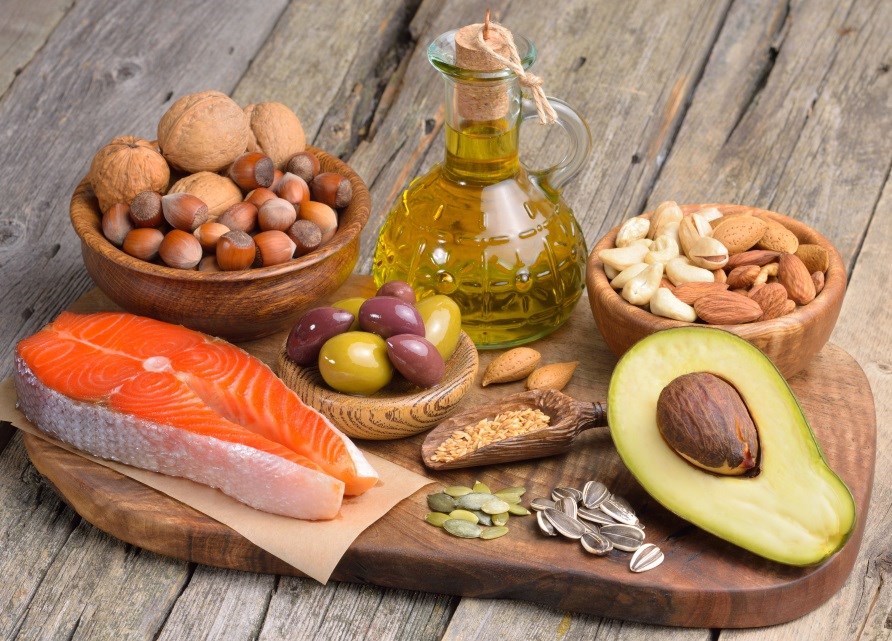 Nødder, avocado, laks, oliven, olivenolie og mere er gode kilder til umættede fedtstoffer. 