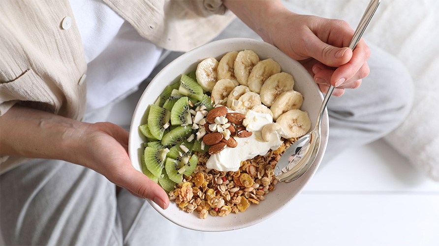 En sk�l med banan, kiwi, n�dder og m�sli.