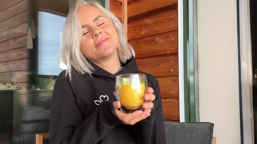 Susanna Jungblom sidder med en kop Golden Milk Latte i hnden.
