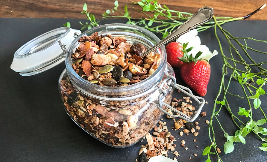 Et glas med hjemmelavet granola.