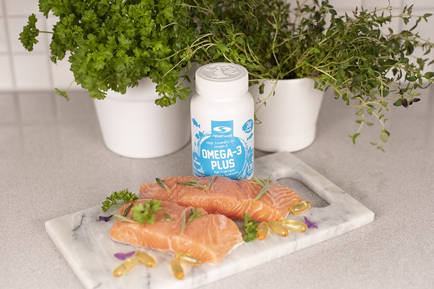 Omega-3 Plus kapsler med fiskeolie og laks p et skrebrt.