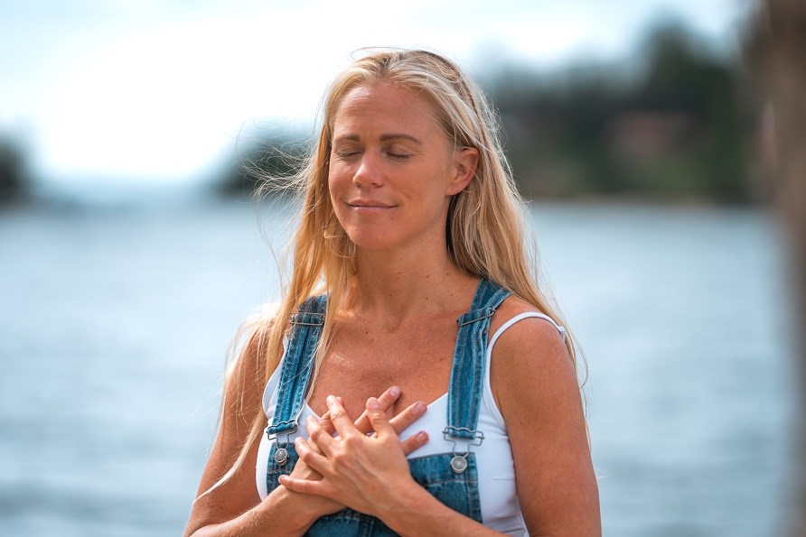 Billede af Josefine Dyall holder sine hnder p brystkassen.
