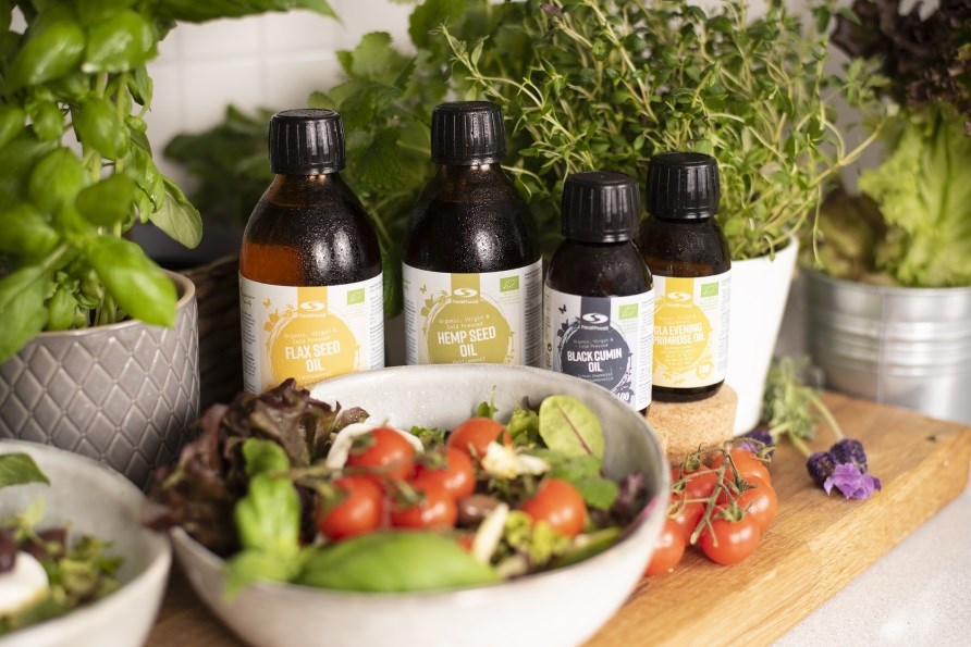 Healthwell hrfrolie, hampefrolie, sortfrolie og kmpenatlysolie kan anvendes til en salat.