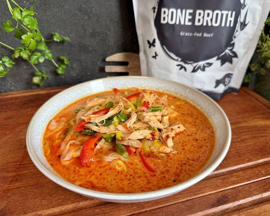 Kalorismarts farvestr�lende kyllingesuppe i en sk�l, placeret p� en k�kkenbordplade.