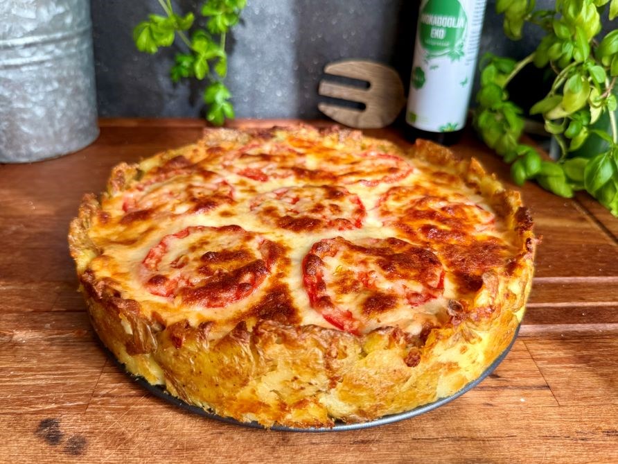 Kalorismarts kyllingekebabt�rte, Healthwell Avokadoolja EKO og basilikum p� et tr�bord.