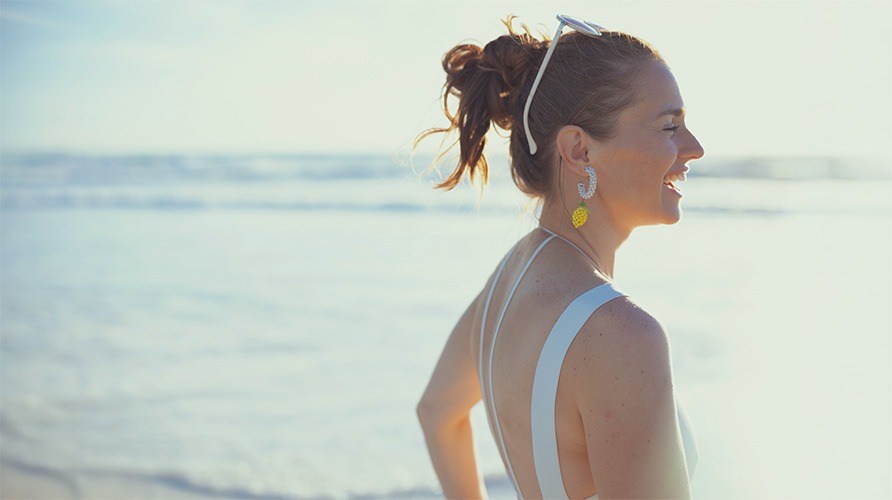 En kvinde st�r p� stranden. 