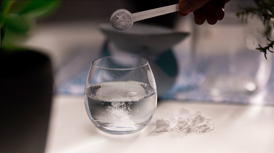Kreatinpulver blandes i et glas vand
