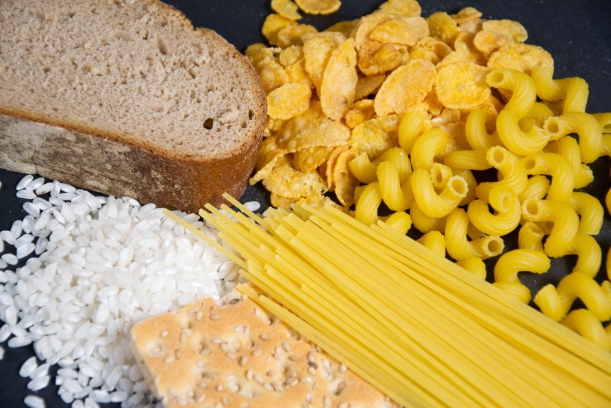 Pasta, ris og brd med mange kulhydrater.