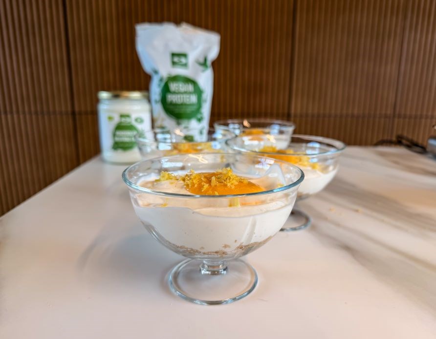 Susanna Jungbloms lemoncurd-cheesecake i smukke glassk�le, toppet med lemoncurd og revet citron.