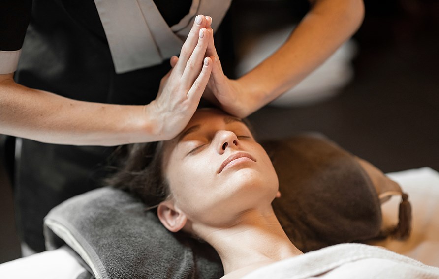 Kvinde lukker �jnene og nyder en lymfemassage i ansigtet.