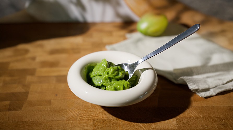 En sk�l med mangosorbet st�r p� et bord, klar til servering.