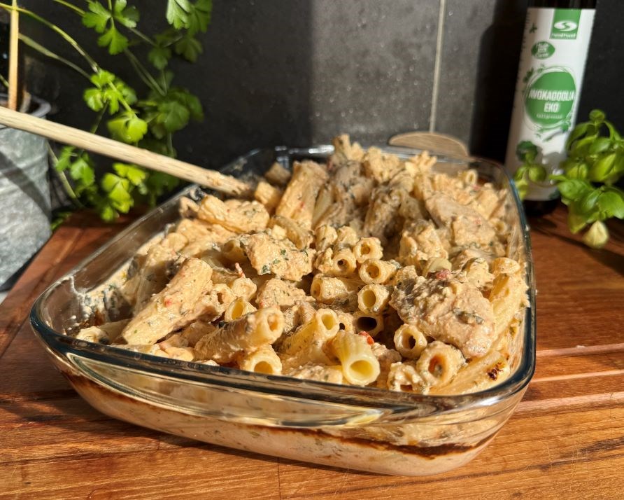 Kalorismarts kyllingepasta i et ovnfad p� et tr�bord.