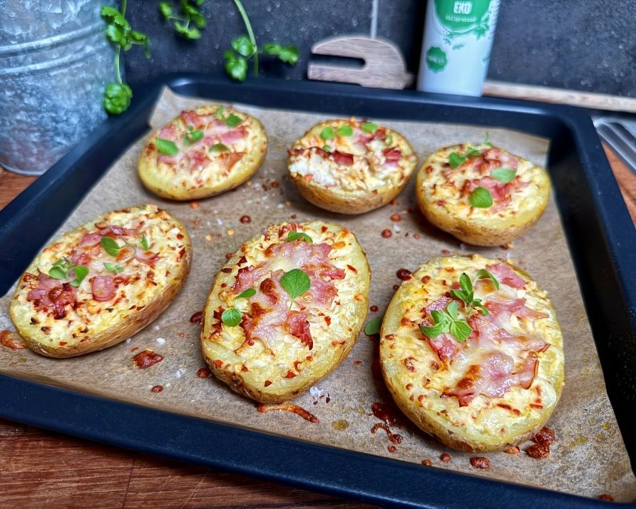 Kartoffelpizzaer der ligger p en brdepande.