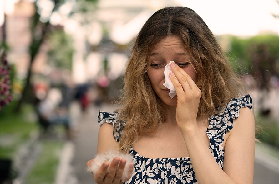 Pollenallergi giver ofte problemer med nysen og �jne der l�ber i vand. 