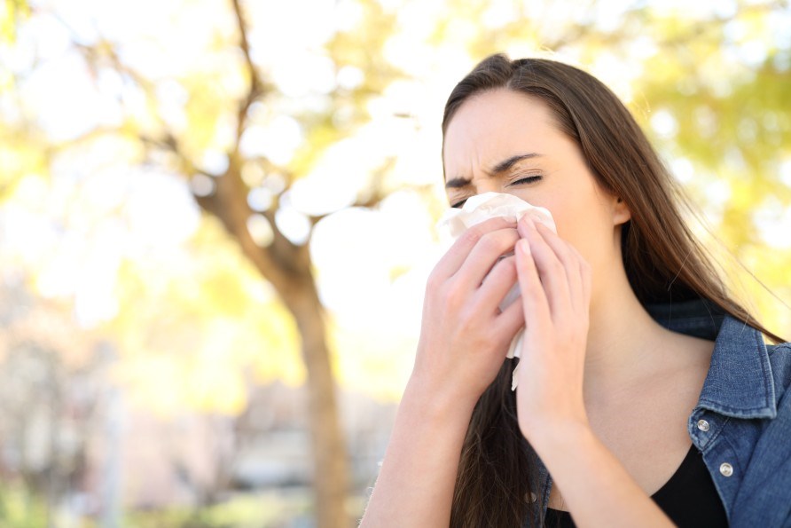 Pollenallergi giver ofte problemer med nysen og øjne der løber i vand. 