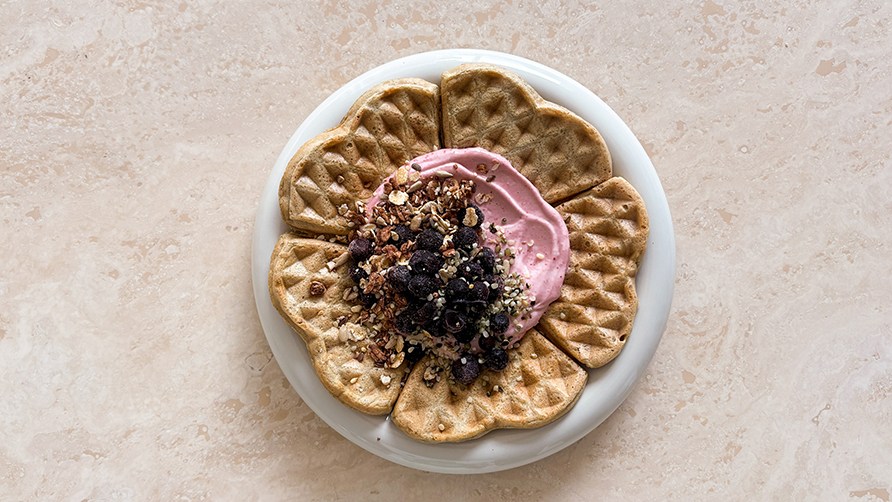 Proteinrige vafler toppet med Super Fruits yoghurt, granola og b�r.