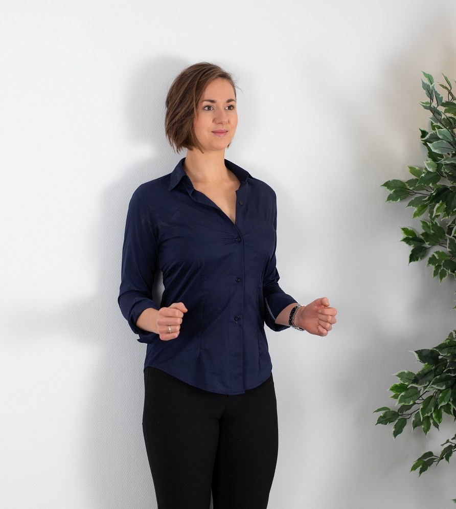 En kvinde står foran en væg, med albuerne mod væggen og armene fremme. En kvinde står foran en væg, med albuerne mod væggen og armene fremme.