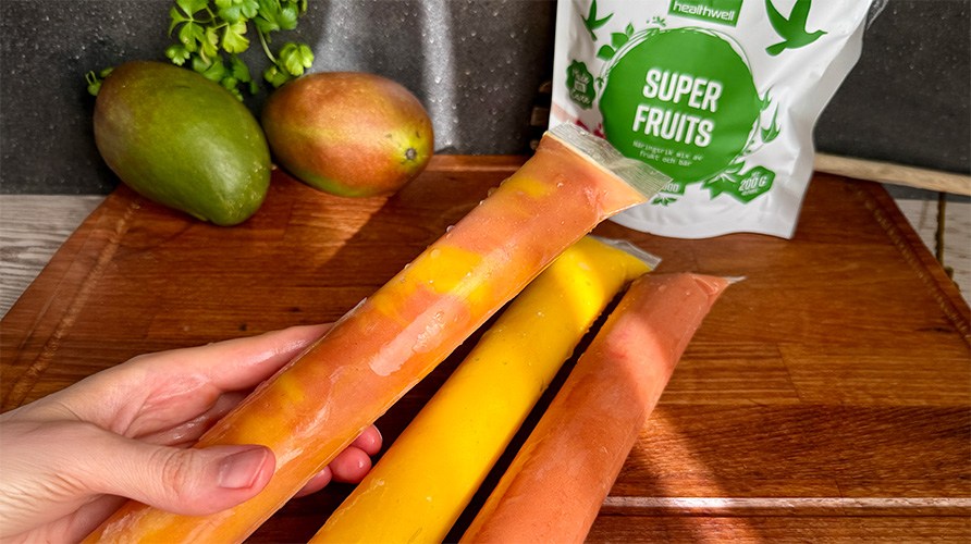 Hjemmelavede sorbetis p� en tr�bakke sammen med mangoer og Healthwell Super Fruits