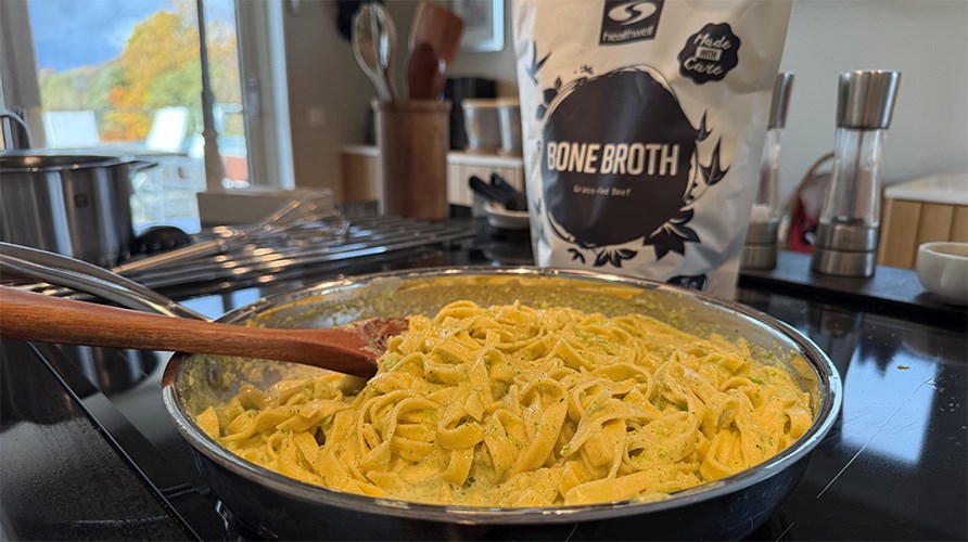 Susanna Jungbloms broccolipasta med benbouillon og en pakke Healthwell Benbouillon Pulver Gr�sfodret p� et k�kkenbord.