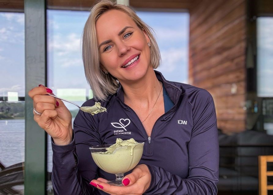 Susanna Jungblom holder en skl med matchais.
