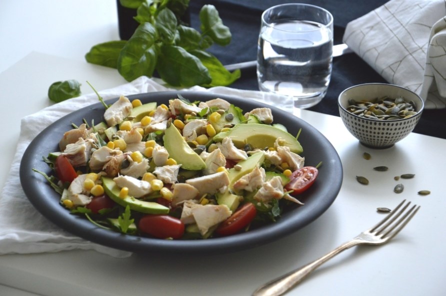En proteinrig kyllingesalat i en skl p et bord. 