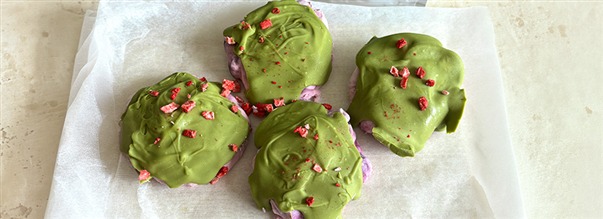 Frosne yoghurt-toppe med bl�b�r og matcha
