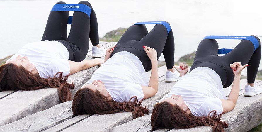 Olga Rönnberg udfører hoftebøjning med miniband. Olga Rönnberg udfører hoftebøjning med miniband.